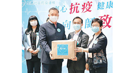 陳振彬（前排左）及王惠貞（右）代表連線向聖言中學送贈防疫物資。