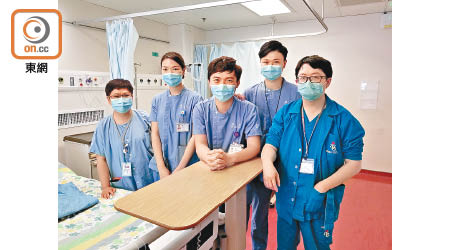 五名醫護人員，左起：何美莉、劉倩婷、廖德偉、葉俊機、黃嘉衡，自願到瑪麗醫院隔離病房工作。（李浮南攝）