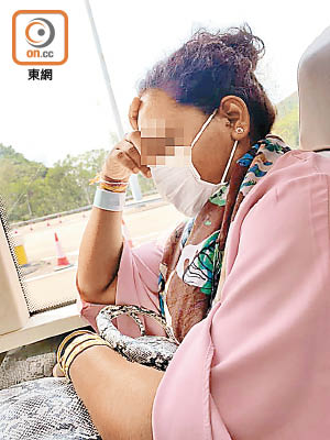 南亞女戴上手帶搭巴士，一度惹起逃疫恐慌，車長停車報警。