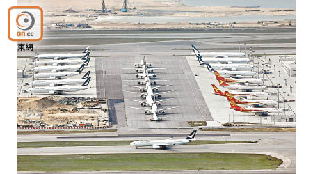 各地機場出現泊滿飛機的奇景，圖為香港國際機場。