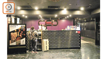 本港兩間連鎖卡拉OK店昨相繼暫停營業。（袁志豪攝）