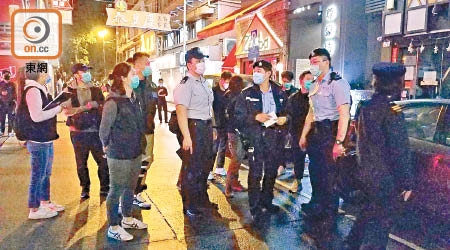 警方、民政事務總署及食環署人員巡查，打擊違規酒吧。