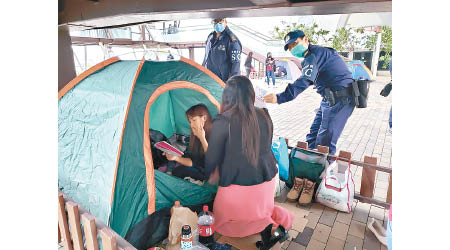 觀塘：特務警察派發單張予在場外傭。