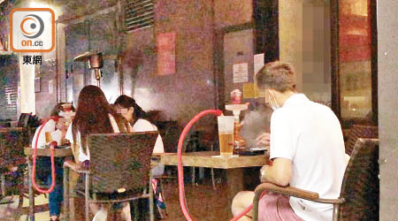 尖沙咀：有食店照樣在禁令實施後供應水煙，顧客大模廝樣吞雲吐霧。