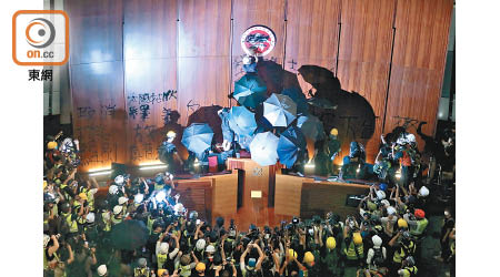 示威者於去年七月一日衝入立法會會議廳，大肆破壞。