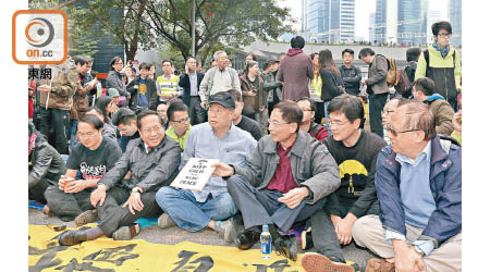 被指是佔中「幕後黑手」的黎智英（右四）仍未落鑊。