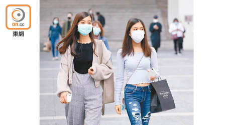 新冠肺炎疫情持續多月，大部分市民已習慣與口罩為伴。（羅錦鴻攝）