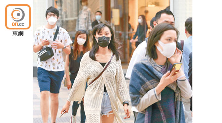 新冠肺炎「復陽」個案不斷出現，市民外出時應繼續戴口罩防疫。