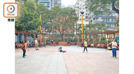 櫻桃街公園：市民無視禁聚令，在公園內打羽毛球，亦沒有戴口罩。
