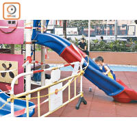 櫻桃街公園：即使滑梯等設施被圍封，仍無礙孩子到場遊玩。（黃偉邦攝）