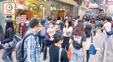 有團體在五一假期發起光顧「黃店」振興經濟，被批評購物不應滲入政治元素。