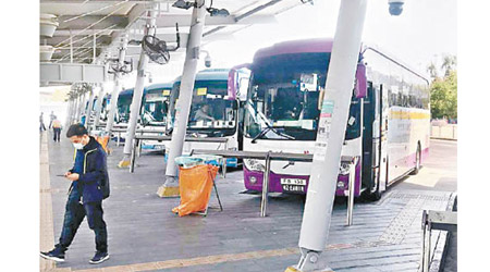 多輛跨境旅遊巴停泊在皇崗口岸，昨晨駛回本港。