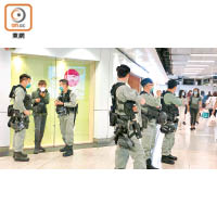 觀塘：警員在港鐵站內截查市民。（任方攝）