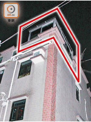 大埔：譚得志持有的大埔汀角路村屋，天台疑有違例構築物（紅框示）。（吳鎮興攝）