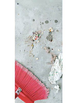 曾在巴基斯坦滯留的巴基斯坦籍港人家庭投訴單位內布滿垃圾。（莫建成FB圖片）