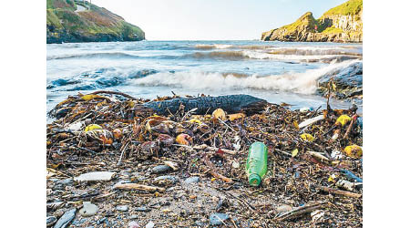 塑膠垃圾嚴重影響海洋生態。