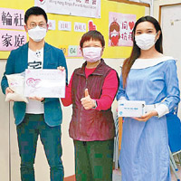 謝海發（左）代表其扶輪社分社向香港單親協會總幹事余秀珠（中）送贈白米同防疫物資。