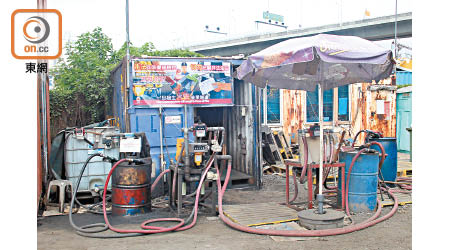 葵青搗破非法加油站，檢八千公升柴油。（吳鎮興攝）