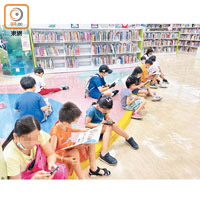 九龍圖書館：兒童圖書館逼滿閱讀圖書的小朋友。