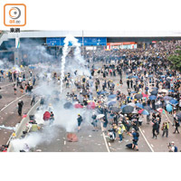 去年6月12日<br>警方在案發當日發射催淚彈驅散示威者。