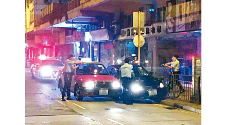 三名警員拔槍指向私家車。