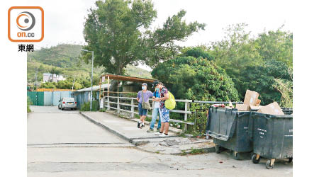 元朗<br>崇山新村內小巴上落客站旁有數個「無遮無掩」的大型垃圾桶，易惹蚊蟲。