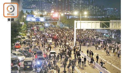 理大去年十一月爆發大規模衝突，大批市民上街聲援示威者。