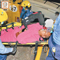 菲漢由救護車送院搶救。