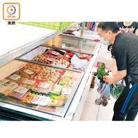 旺角：凍櫃擺放多款冰鮮肉丸和海鮮。