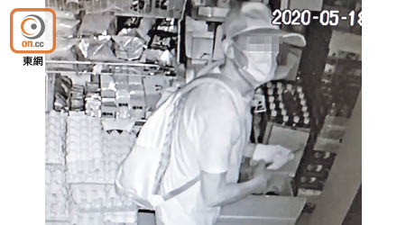 「天眼」直擊一名竊賊在食品店內搜掠。