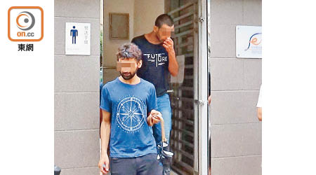 兩名涉案南亞裔男子在南昌街一間公廁被捕。（張世洋攝）
