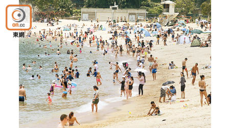 何栢良指市民在泳灘等高危地方脫下口罩，感染風險高。