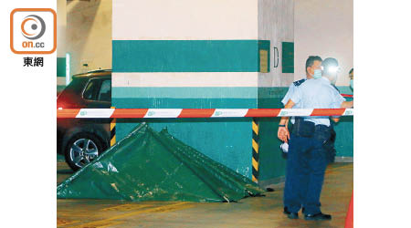 警員在停車場以帳篷遮蓋遺體暫時存放。（曾紹良攝）