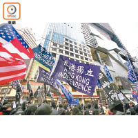在示威遊行中，不時有人揮舞港獨及外國旗幟。