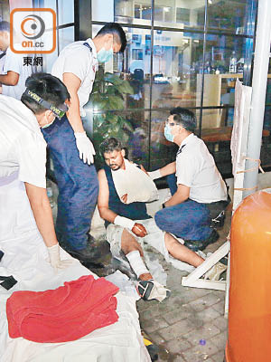 救護員替受傷南亞漢包紮。（文健雄攝）