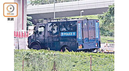 中聯辦：銳武裝甲車到場戒備。（陳賜慧攝）