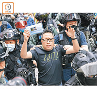 東角道：人民力量副主席譚得志（快必） 被警方帶走。