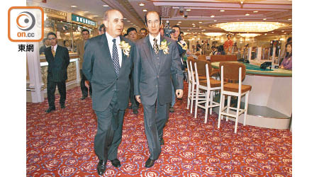 何鴻燊（右）在澳門地位舉足輕重，曾與當時澳督韋奇立（左）參觀賭場。