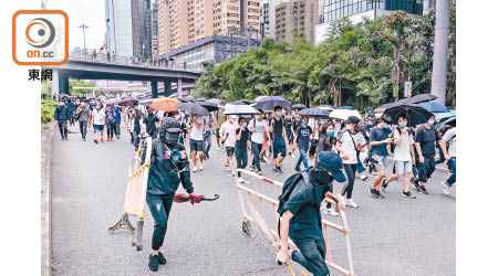 彭定康被批評對黑暴亂港視而不見。