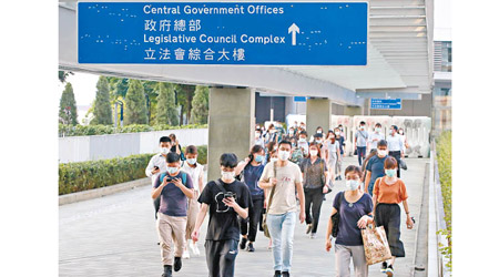 華員會向政府提出公務員凍薪的《「3+3」軟着陸方案》。