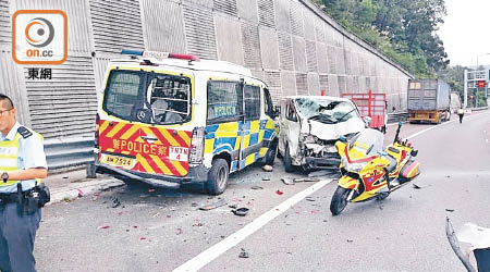 警車與客貨車撞埋一堆。