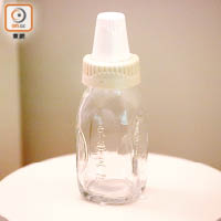 印有東華三院字樣的六十年代玻璃奶樽首次於展覽展出。