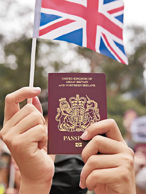 英國政府考慮延長持BNO的港人在英居留期限。