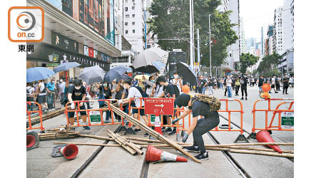 黑暴近日借「港版國安法」立法，再出動搗亂。