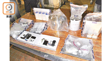 警方上月在九龍灣聖若瑟英文中學舊址搜獲炸藥及引爆裝置等物品（圖）。
