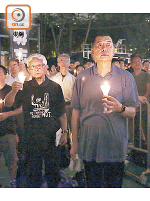 黎智英（右）無視禁聚令，呼籲市民今年繼續到維園悼念六四。