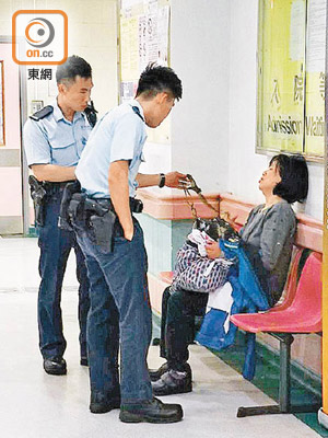 被告簡桂芳（右）於醫院接受警方查問時，曾表示用背囊帶勒死外孫。