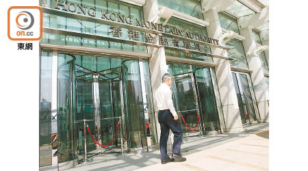 金管局將提供三百個短期銀行業培訓職位，予本港大學的應屆本科畢業生申請。