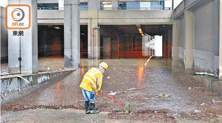 觀塘道行車隧道被淹浸，工人到場清理積水。（趙瑞麟攝）