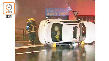 休班男警員前晚在氹仔涉醉駕肇禍，私家車翻側。